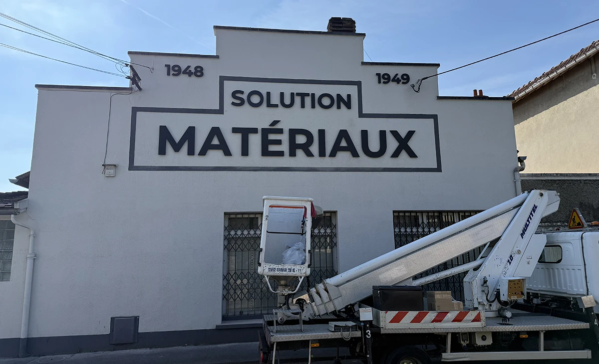 Pose enseigne lettres découpées